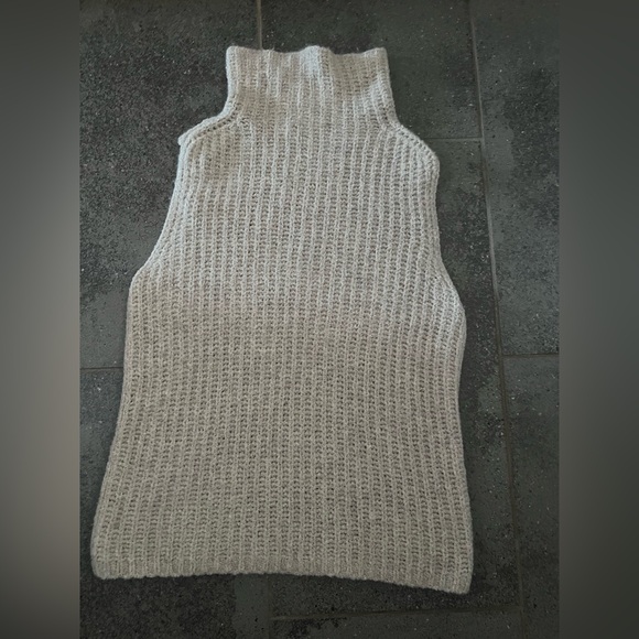 VINCE Cashmere Mock-neck Sleeveless
Sweater in Oatmeal Tan. Size XS. EUC - Picture 11 of 14